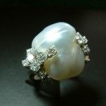 Sortija en oro blanco con brillantes y perla australiana
