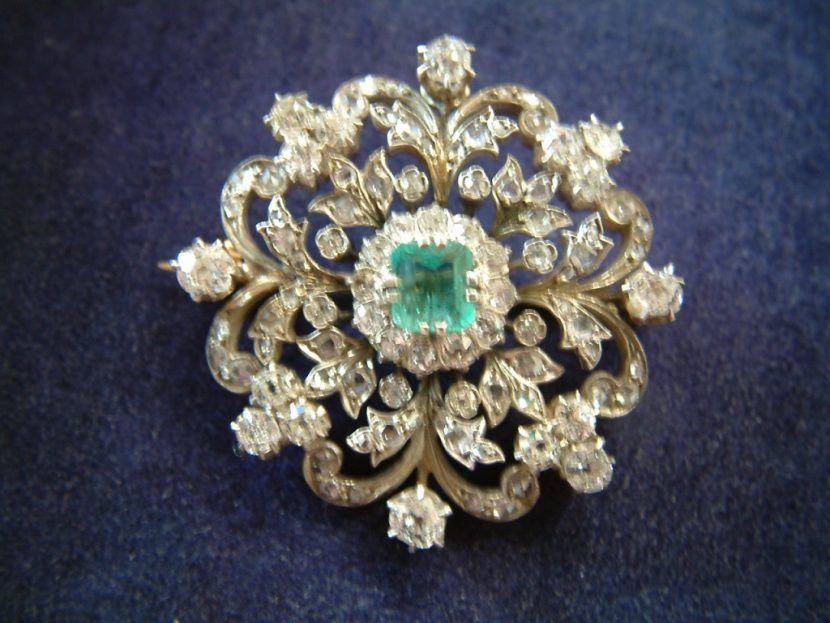 Broche en platino con esmeralda y diamantes S-XIX