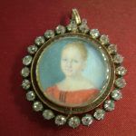 Colgante en oro plata diamantes miniatura de Isabel II