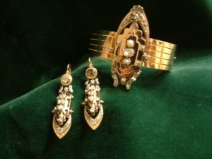 Conjunto isabelino de pulsera con pendientes de oro con diamantes y perla
