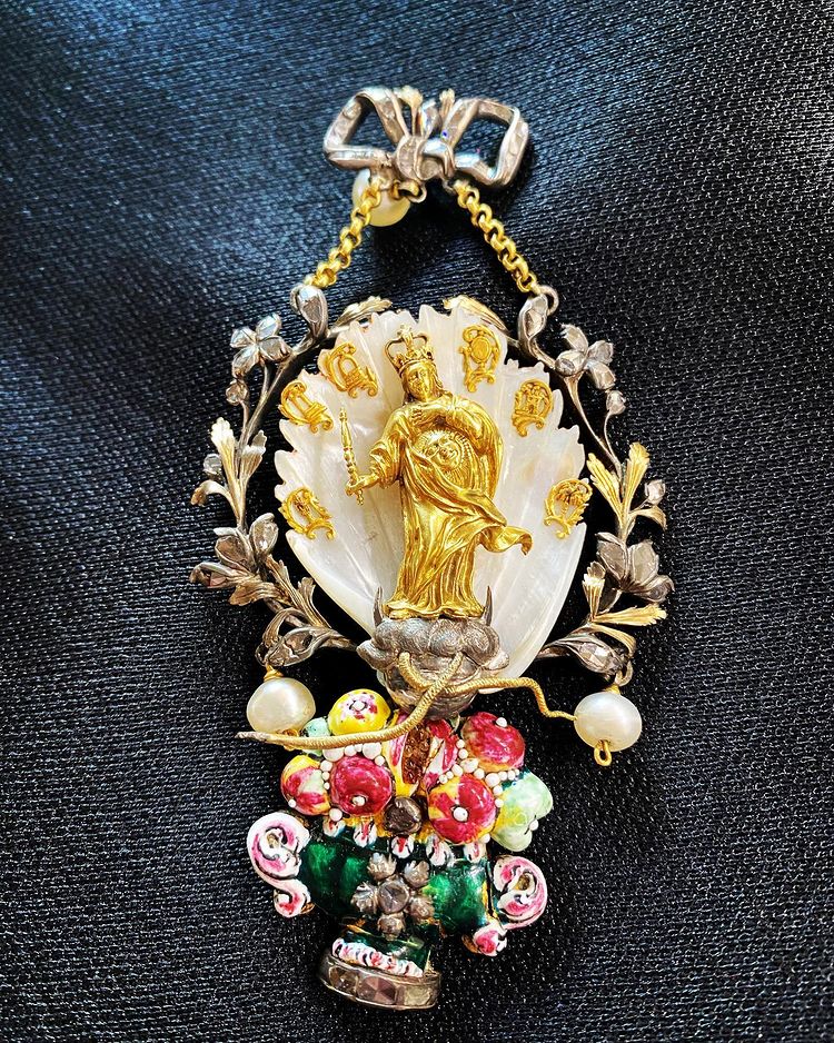 Colgante Siglo XVII En Oro Plata Diamantes Perlas Esmaltes Y Nacar Virgen Del Rosario