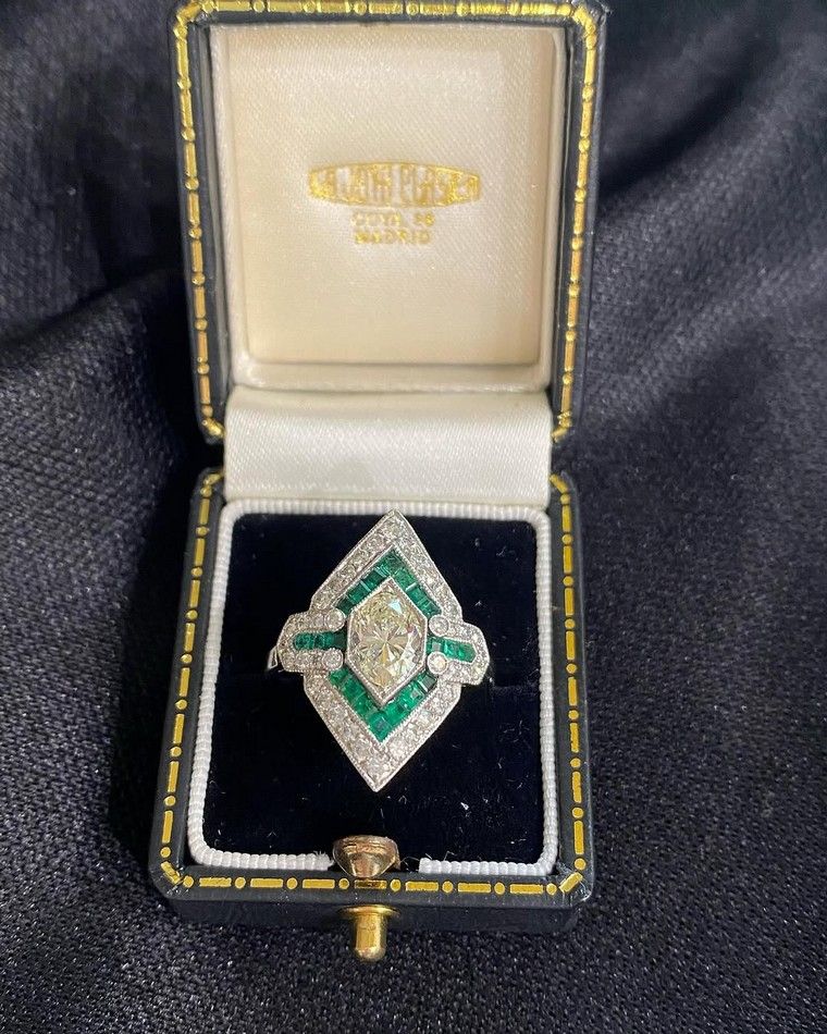 Sortija Artdeco en Platino Esmeraldas con diamantes de 1,12 Ktes en el centro